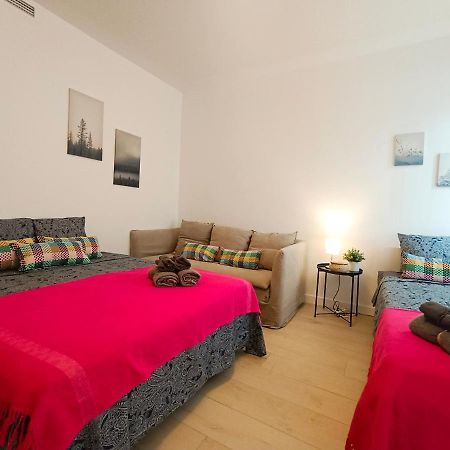 By Plaza Universidad Rooms Barcelona Zewnętrze zdjęcie